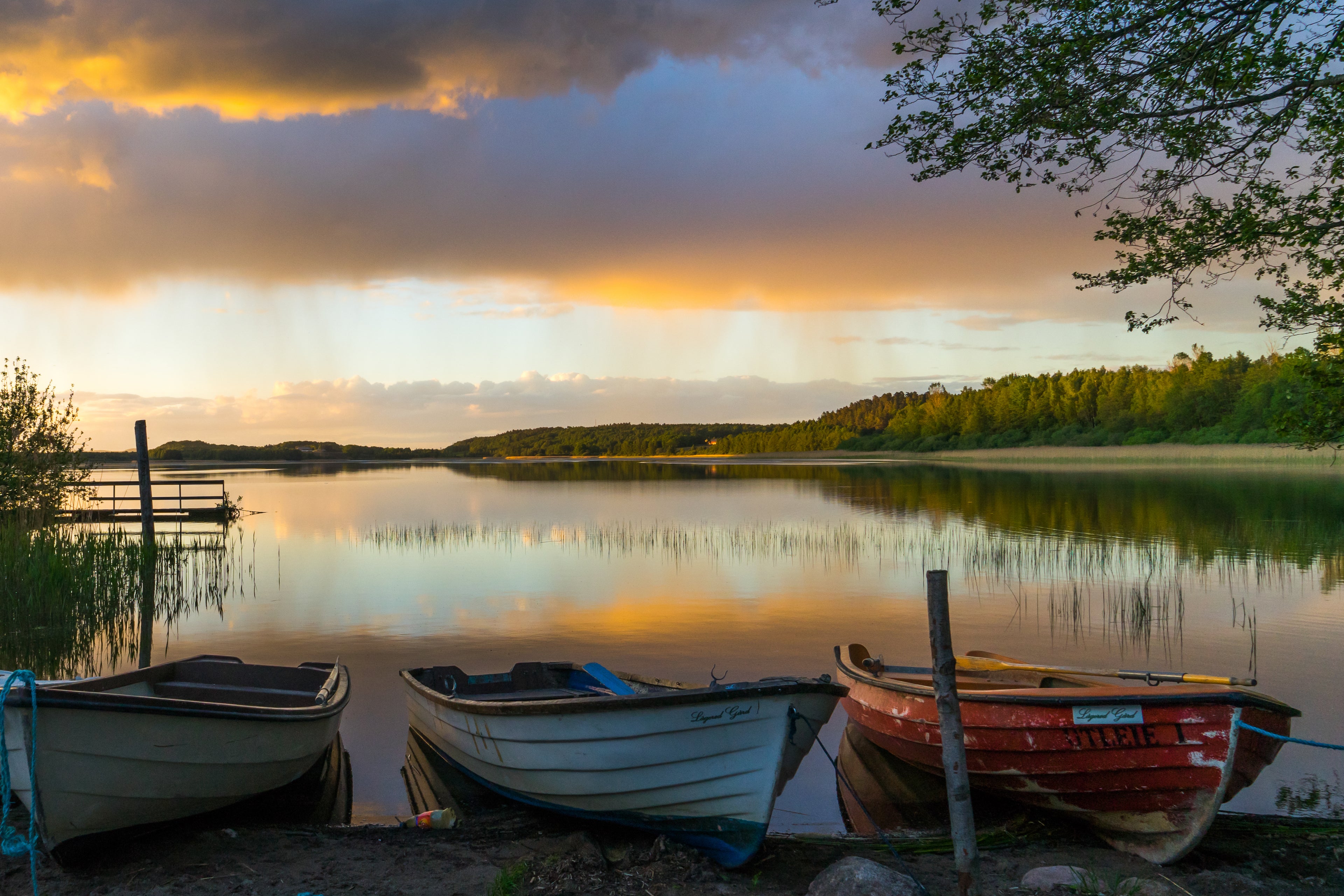 Robåter i solnedgang